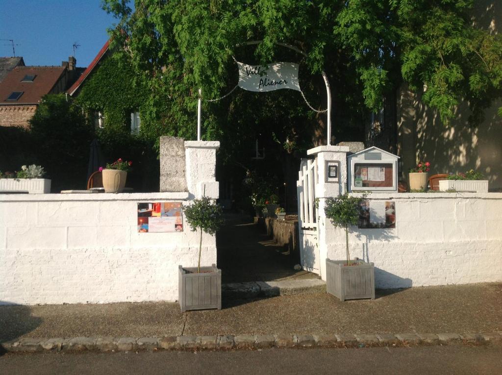 Chambres D'Hotes La Villa Alienor Les Andelys Exteriör bild